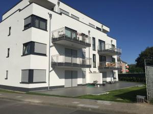 003323B8-8C6A-458C-9DD2-8621186360A6